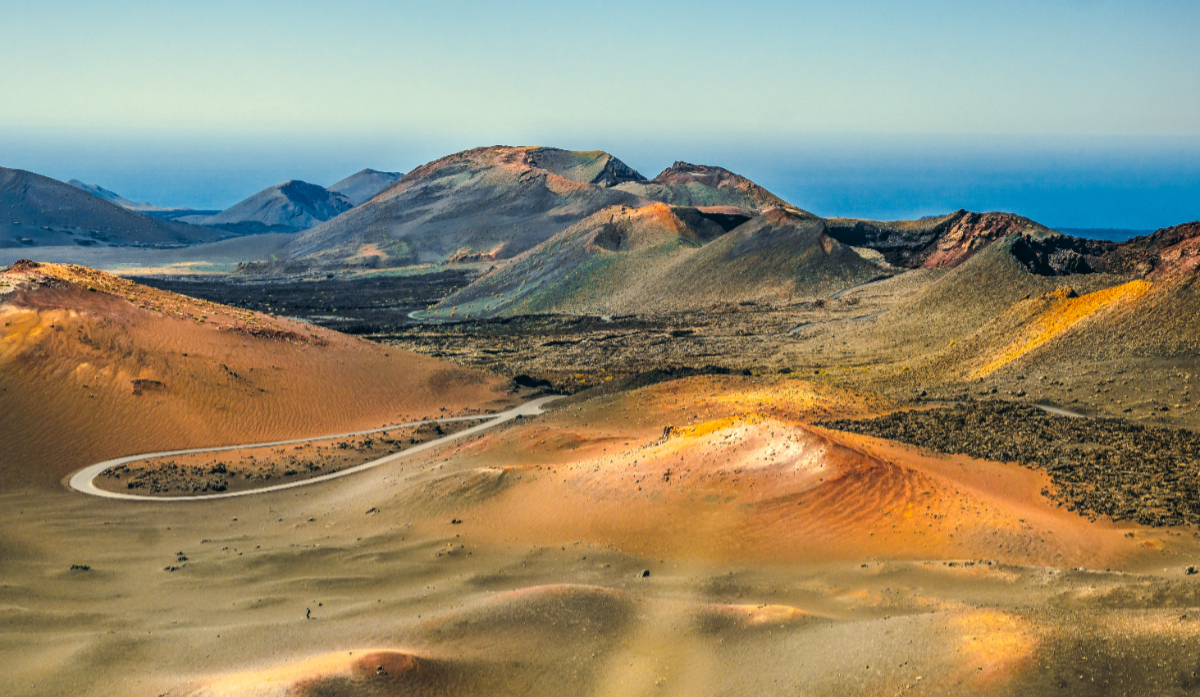 iberiaexpress's tweet photo. Lanzarote alberga uno de los paisajes volcánicos más impresionantes de Europa🌋 En el Parque Nacional de Timanfaya, la tierra sigue demostrando su fuerza con temperaturas que alcanzan cientos de grados bajo la superficie. Una isla única de principio a fin👉https://t.co/MDPeGsTruA https://t.co/d1w67LDiRo