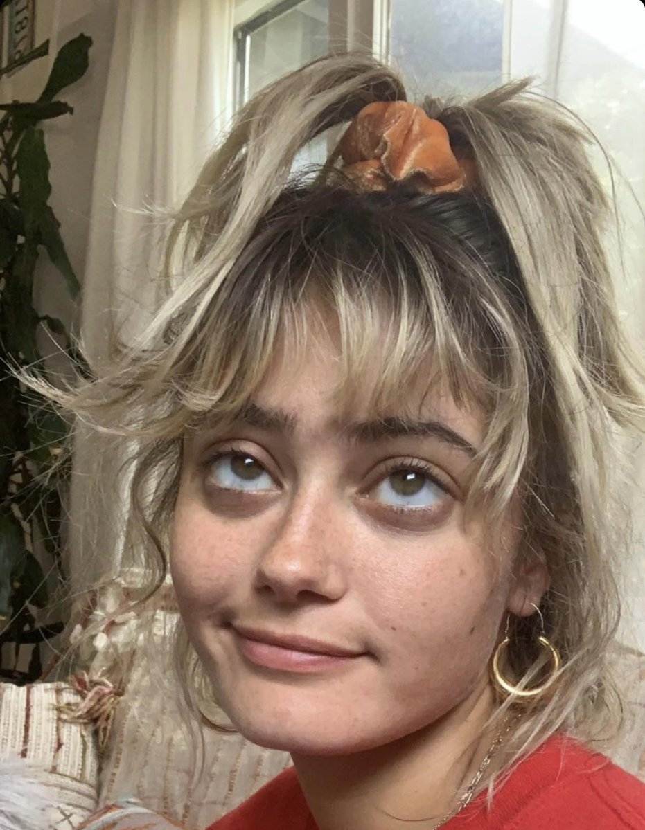 a2089429244925's tweet photo. ugh shes so stupidd it makes me twitch https://t.co/Q0iUrkvh81