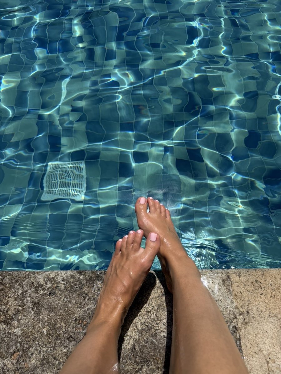DominaJ74381's tweet photo. Wie gerne ich jetzt einen Sklaven mit meinen Füßen unters Wasser drücken will 😈 wie lange würdet ihr es schaffen unter Wasser zu bleiben? Kriecht in meine Dms los!
#geldherrin #sklave #herrin #findom #viral #sissy #femdom #zahlopfer https://t.co/qBOKqbZz7a