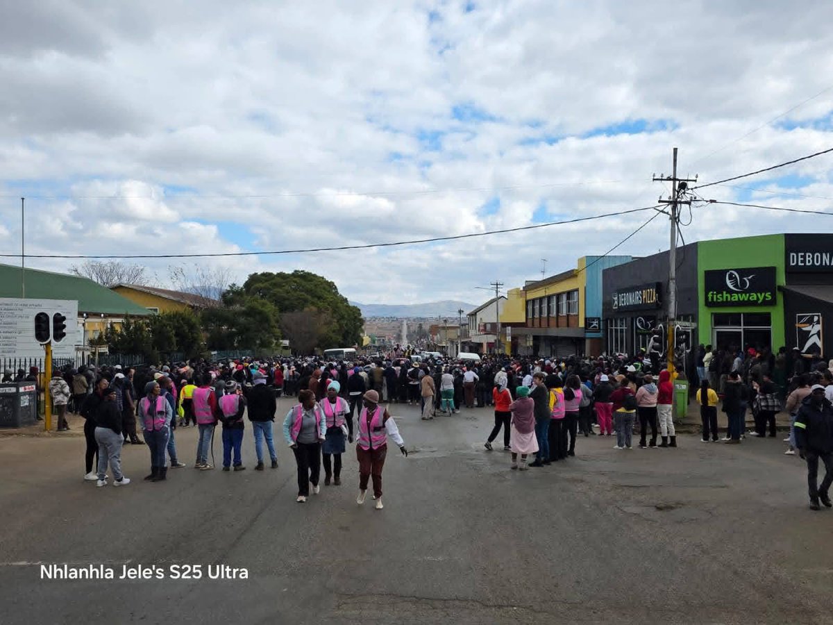 Am_Blujay's tweet photo. March against illegal foreign nationals underway in Lydenburg

Demonstrators in Lydenburg, Mpumalanga, are marching to hand over a memorandum to the Department of Home Affairs, calling for stricter immigration enforcement and screening of foreign-owned businesses, including spaza shops.

Protesters say urgent action is needed on documentation, business compliance and local economic participation.
