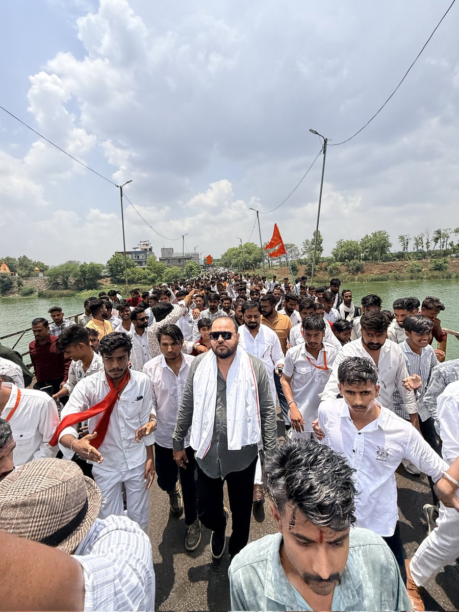 JSherpur's tweet photo. 📍 नलखेड़ा (आगर)

आज नलखेड़ा में वीर शिरोमणि महाराणा प्रताप जी की 486वीं जयंती के पावन अवसर पर आयोजित भव्य कार्यक्रम में सम्मिलित होने का सौभाग्य प्राप्त हुआ।

इस अवसर पर उपस्थित समाजबंधुओं, कार्यकर्ताओं एवं साथियों से आत्मीय भेंट एवं संवाद हुआ। महाराणा प���रताप जी के अदम्य साहस, त्याग, स्वाभिमान और राष्ट्रभक्ति के आदर्शों को नमन करते हुए उनके बताए मार्ग पर चलने का संकल्प लिया।

आप सभी का स्नेह, सम्मान एवं आत्मीयता सदैव इसी प्रकार बनी रहे, यही कामना है। 

वीर शिरोमणि महाराणा प्रताप जी अमर रहें।