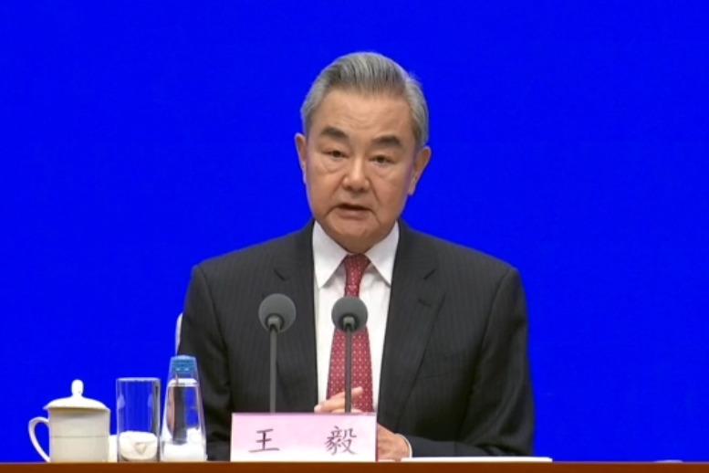 AmbCina's tweet photo. Durante la conferenza stampa di presentazione del #librobianco "Governance globale più giusta ed equa: principi, proposte e azioni della Cina" del #17giugno, un giornalista del China Media Group ha chiesto un commento su come la #Cina intenda difendere il multilateralismo e sostenere le #NazioniUnite affinché svolgano meglio il loro ruolo, in un contesto in cui cresce il timore che l'ordine internazionale stia regredendo verso la "legge della giungla", dove i forti prevalgono sui deboli e l'autorità e il ruolo dell'#ONU si indeboliscono.
#WangYi, membro dell'Ufficio Politico del Comitato Centrale del PCC e ministro degli Esteri, ha risposto:
"Il problema non è che le Nazioni Unite non siano importanti, ma che i loro principi non vengono rispettati e difesi. Di fronte alle sfide globali, la priorità assoluta è adempiere agli obblighi della Carta delle Nazioni Unite. La Cina è pronta a collaborare con tutti i Paesi per rilanciare e rafforzare le Nazioni Unite".