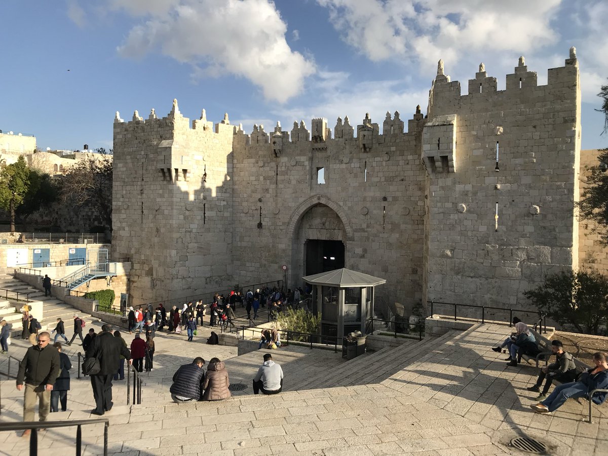 aracsami's tweet photo. 5年ちょい前のDamascus門Jerusalem。2000年で全く足りない時間を人々を迎えている。今はどうなっとるやろ？30年前にあった屋台は全くなくなって警官箱があったよ… https://t.co/DGvKUTfa7i
