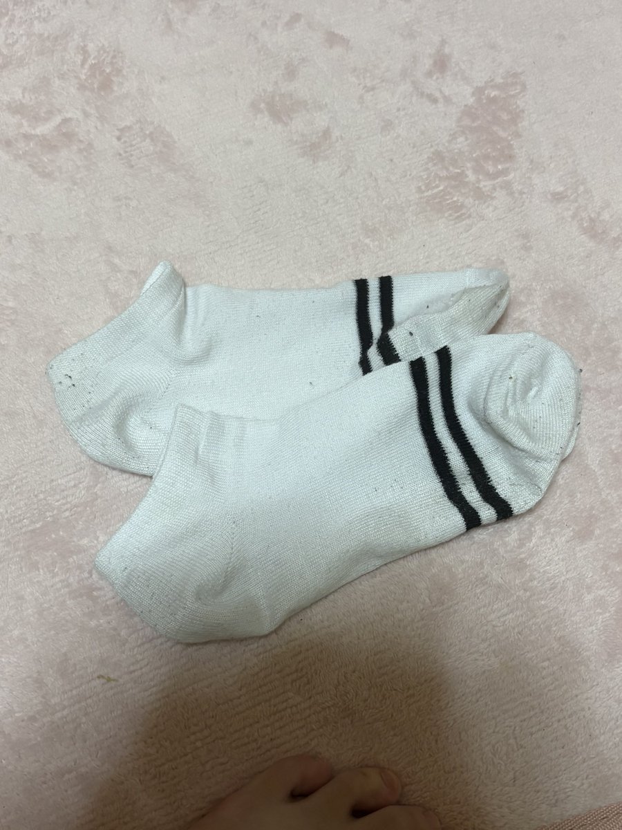 vud474's tweet photo. 今日履いてた靴下買ってくれるひとー！？666円！給料日前なのでお安くしてます👍🏻私はちょっとでもお金欲しいし、金欠さん多いと思うので🥹

#靴下売ります #使用済み靴下 https://t.co/4ZFBibN3bA