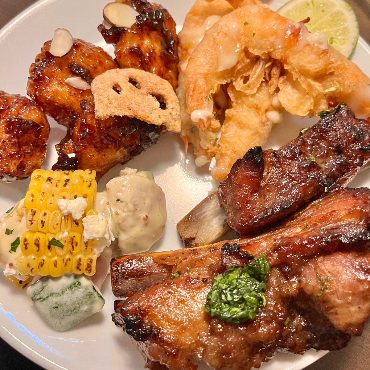 babstealer's tweet photo. 빕스 박은영셰프 콜라보 신메뉴 먹어봤는데 걍.. 걍 진짜 맛있어요...
익숙한 맛인데 킥 들어가니까 퀄리티가 ㄹㅇ 좋아짐
특히 폭립이랑 치미추리 소스랑 조합이 미친놈이길래 바로 10접시 떵개햇슨 https://t.co/hqVKApcT2a