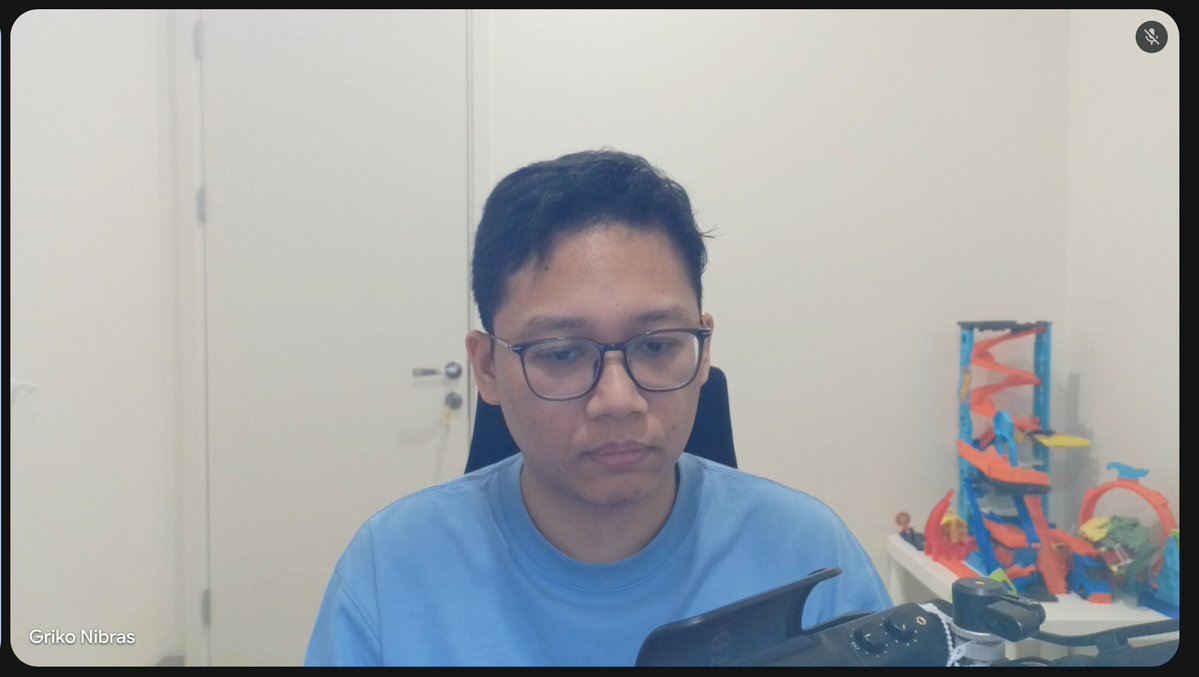 display___flex's tweet photo. there's a reason why i prefer using my mac cam https://t.co/ihspKKmWpw