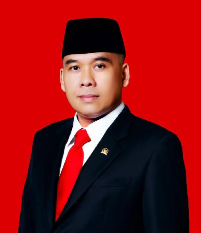 dimarsasongko98's tweet photo. Wakil Ketua KPK bilang: "seluruh anggota Komisi XI menurut keterangan, ada menerima" dana CSR Bank Indonesia dan OJK yang harusnya buat rakyat.

Total anggota Komisi XI waktu itu: 44 orang.

Yang jadi tersangka: 2 orang — Heri Gunawan (Gerindra) dan Satori (NasDem), total Rp 28,38 miliar.

Keduanya ditetapkan tersangka Agustus 2025. 

Hampir setahun kemudian: belum ditahan, masih duduk di DPR, masih digaji pajak lo.

Yang 42 sisanya? Masih aman di Senayan.

Siapa yang melindungi siapa di sini?