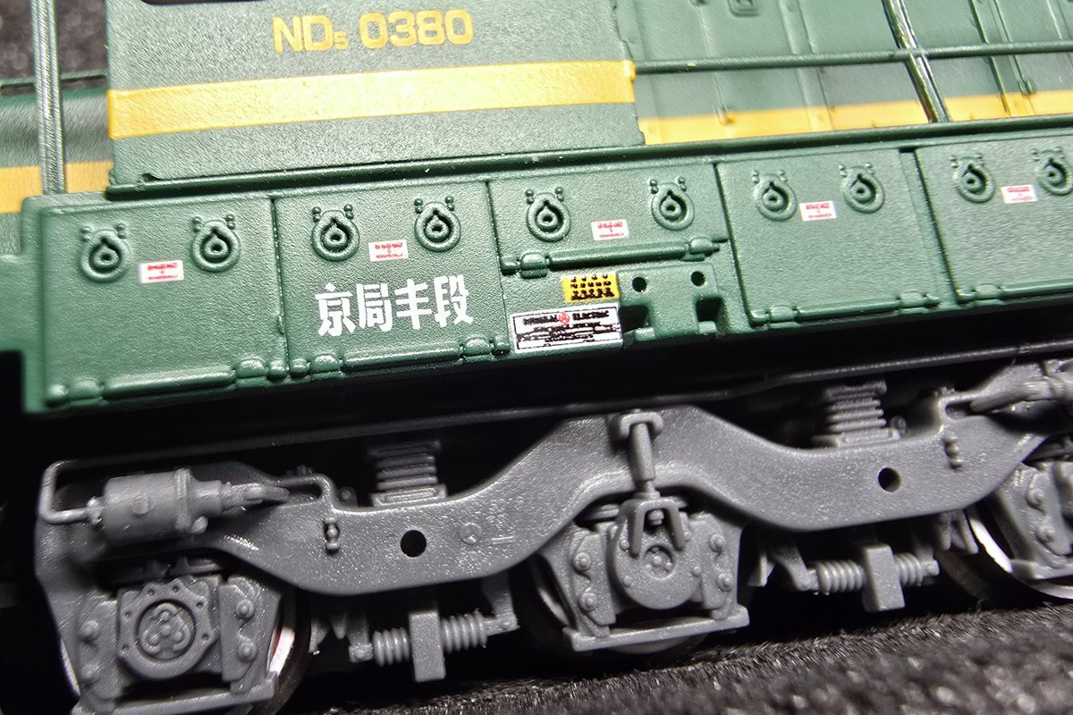 hmsyan's tweet photo. 转向架的管路细节和转向架上的铭文很惊人~ https://t.co/2GRHn7YBfS