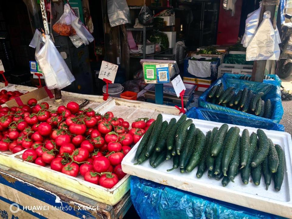 selyushkov's tweet photo. Fresh seasonal organic veggies are in stock at the neighborhood farmers' market today! Stop by to pick up crisp spinach, juicy tomatoes and fragrant basil for your weekend dishes. https://t.co/C0LJ1bHh1V