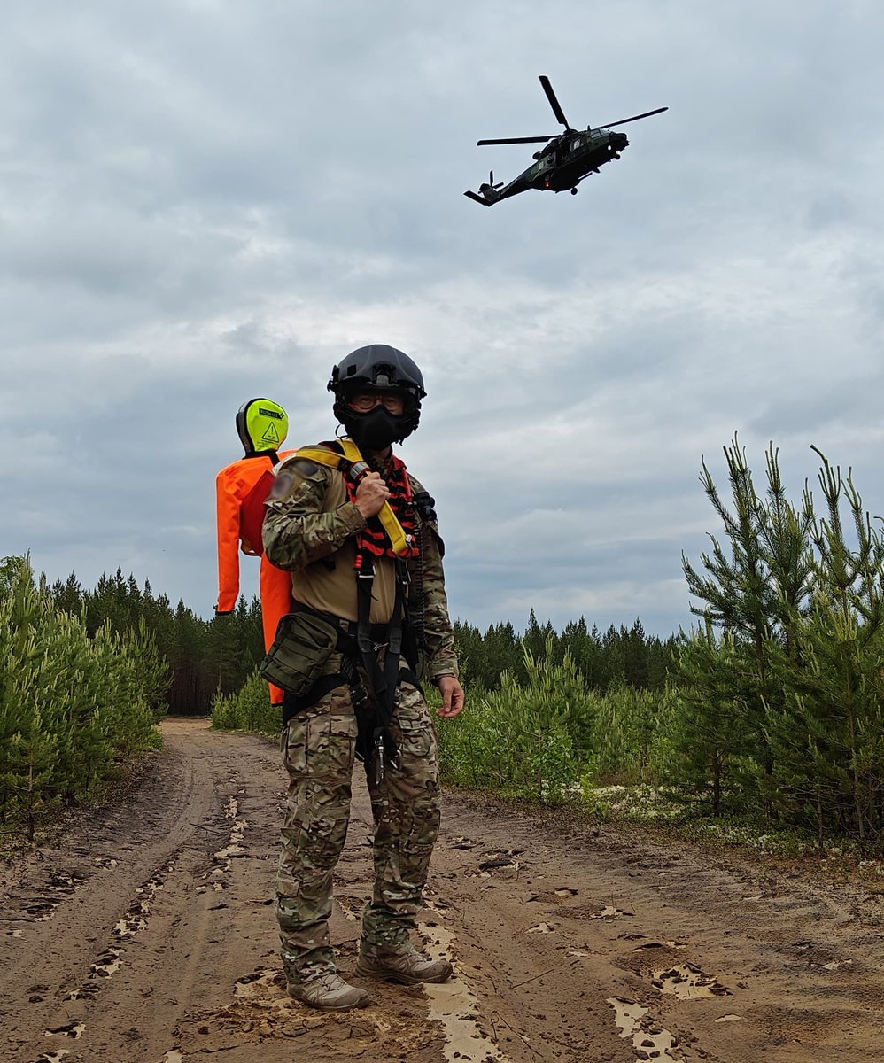 UtinJR's tweet photo. Päivystämisen ohella helikopterimiehistö on hyödyntänyt ajan suorittamalla erinäisiä etsintä- ja pelastusharjoitteita.
#UTJR #NH90 #SAR https://t.co/PMhlbAxGci