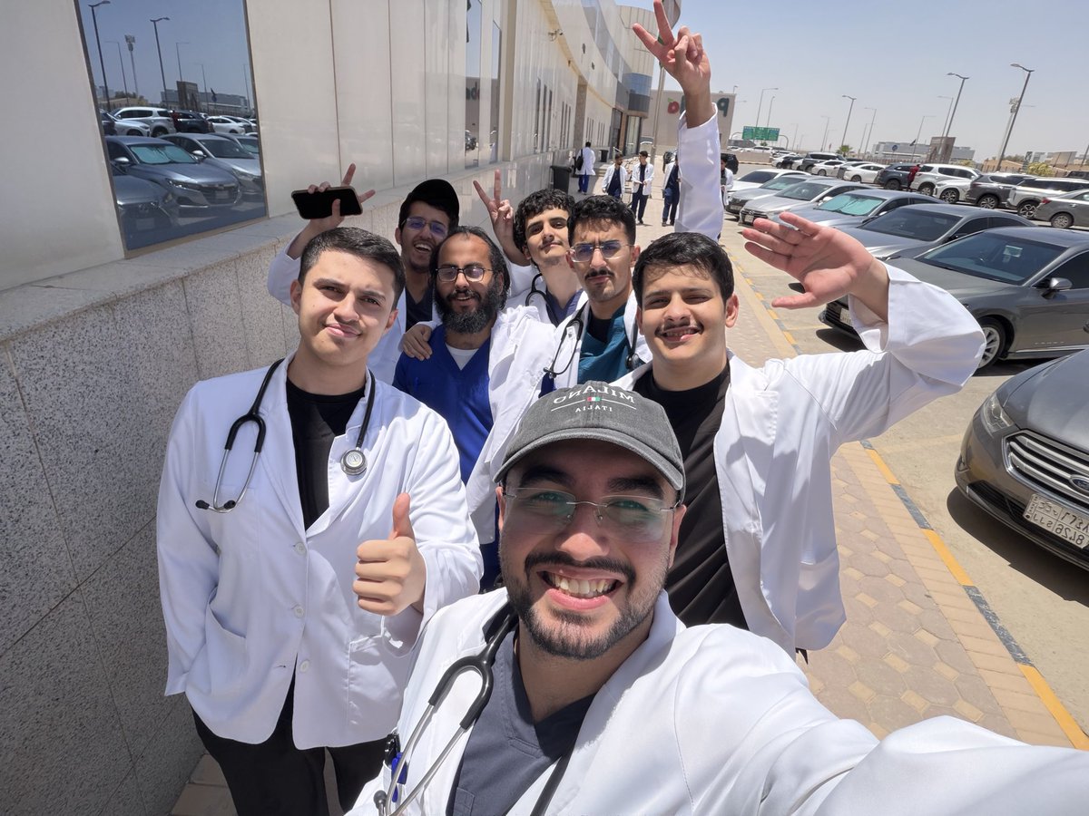 az11zz_'s tweet photo. اطول سنة بحياتي معقول خلصت؟ معقول رسميًا خلصت نص الكلية؟

3 down 3 to go ✅✅✅ https://t.co/FMm1gVN85J