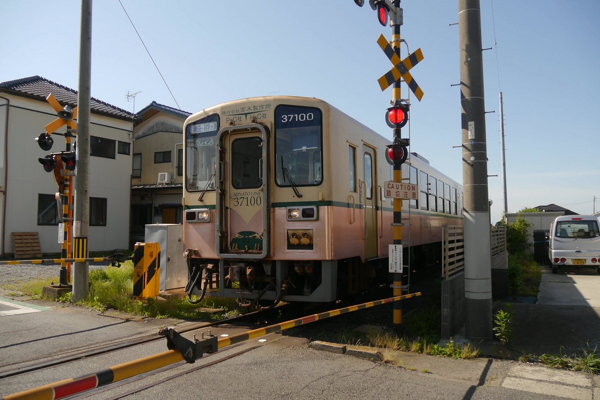 ari3789's tweet photo. バスから降りた子や駅周辺から歩いてくる子供らが向かうのはこの付近の小中学校を統合して開校した美乃浜学園🏫
2両編成はほぼ埋まり子供らは学園前にある駅まで乗車、その後も那珂湊や勝田までの旅客が結構いて、地域の足として根付いているのを改めて確認できました🚃🚃 https://t.co/8QL0FV4wq1