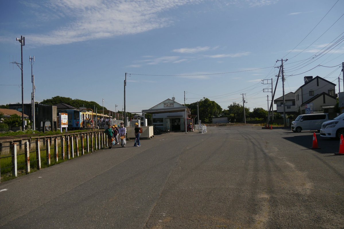 ari3789's tweet photo. バスから降りた子や駅周辺から歩いてくる子供らが向かうのはこの付近の小中学校を統合して開校した美乃浜学園🏫
2両編成はほぼ埋まり子供らは学園前にある駅まで乗車、その後も那珂湊や勝田までの旅客が結構いて、地域の足として根付いているのを改めて確認できました🚃🚃 https://t.co/8QL0FV4wq1