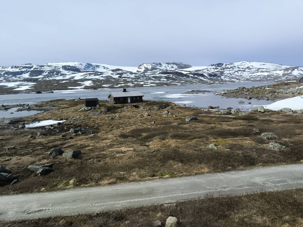OpoznionyGracz's tweet photo. Uwaga #NerdAlert. #Finse 🇳🇴 to nie tylko jedno z najwyżej położonych miejsc (1222m npm) na trasie #Bergensbanen, ale też filmowa planeta Hoth z klasycznych #StarWars. 😎 https://t.co/2DYEeL07je