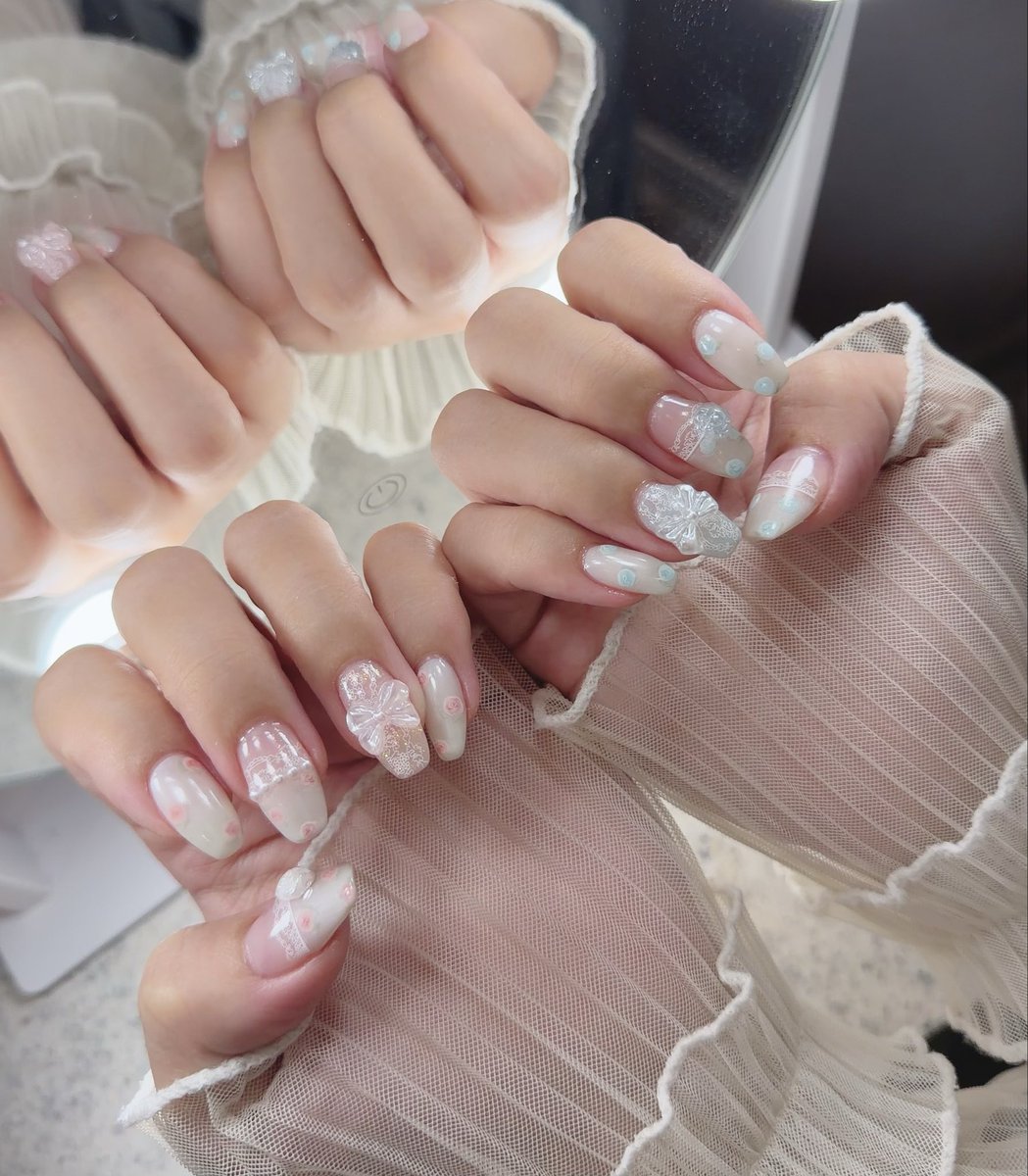 kurumi_twins251's tweet photo. ୨୧┈┈┈┈┈┈┈┈┈┈┈┈┈୨୧

今月の🆕ネイル💅

珍しいガーリーな感じに🥰

今回は完全にお任せでやってもらった🫶

バラは手書きだけど上手👀
いつもネイル大満足にやってくれる
友達に毎回尊敬する❣️

かわいいでしょ〜💅

୨୧┈┈┈┈┈┈┈┈┈┈┈┈┈୨୧ https://t.co/Wz7vhABZ3a