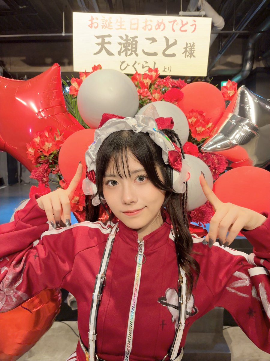 kotton_am's tweet photo. 真っ赤なバルーンスタンド🫧🌹
会場に届いた素敵すぎるプレゼント!
大好きなみんなのお名前書いてあるの
幸せだなーって、いっぱい眺めたよ、
ありがとうございました😭✨️
わがまま言って付けてもらった薔薇は、
全部持って帰りました♡
(独占スタンドのお礼メッセージはALT💐
#AMASEFES https://t.co/NJjPsrbnko