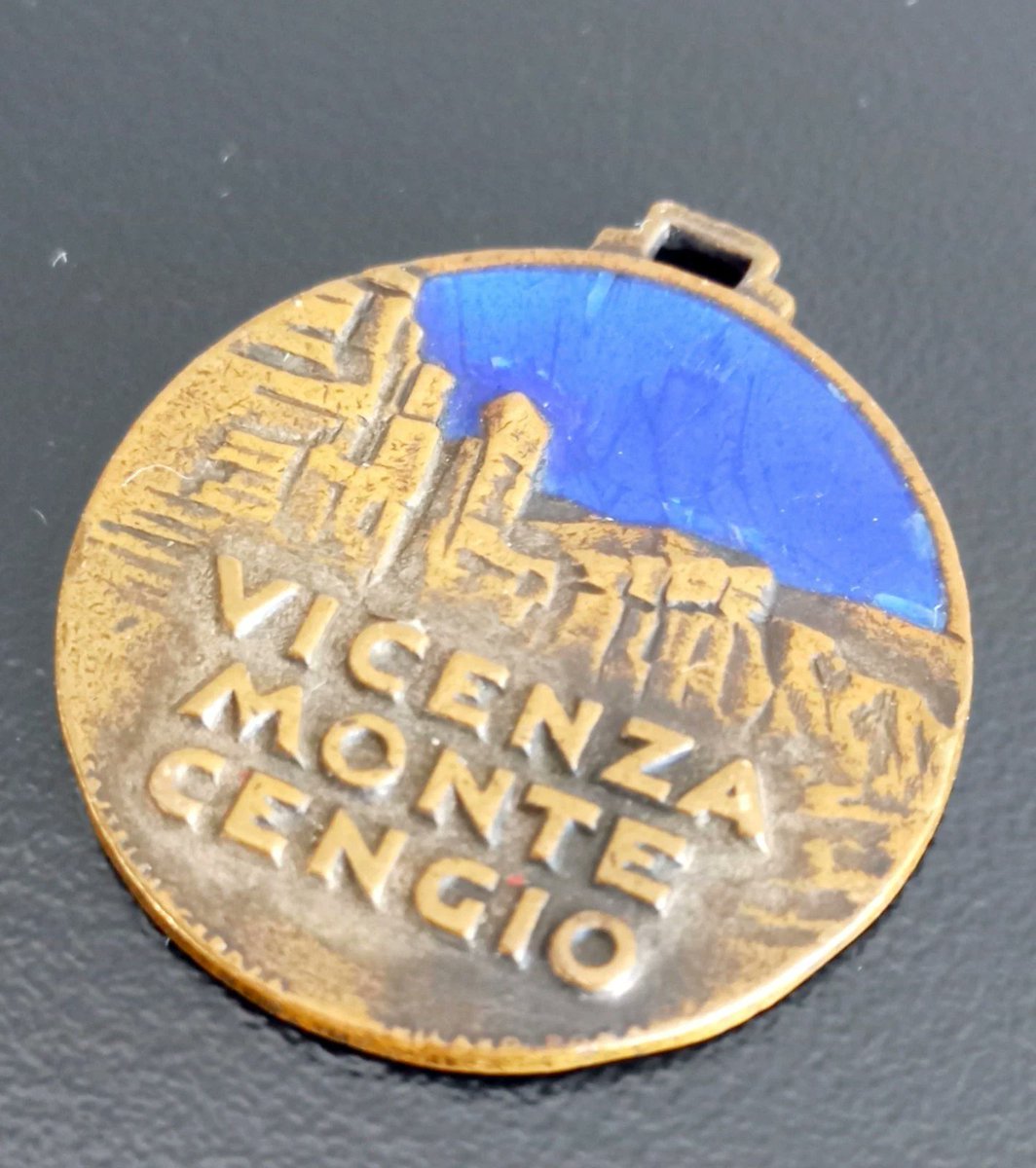 ValRubylane's tweet photo. Reali Granatieri of Vicenza city Monte Cengio Italy Lacquè bronze medal militaria Original 1938
https://t.co/jKBOe8kihm
FREE SHIPPING with tracking number! ON SALE Now! Come visit us: VALANDIASHOP @RubyLane Or click on the link above
#VICENZA #MONTECENGIO #MEDAL #1938MEDAL https://t.co/TkZeLUxzxv