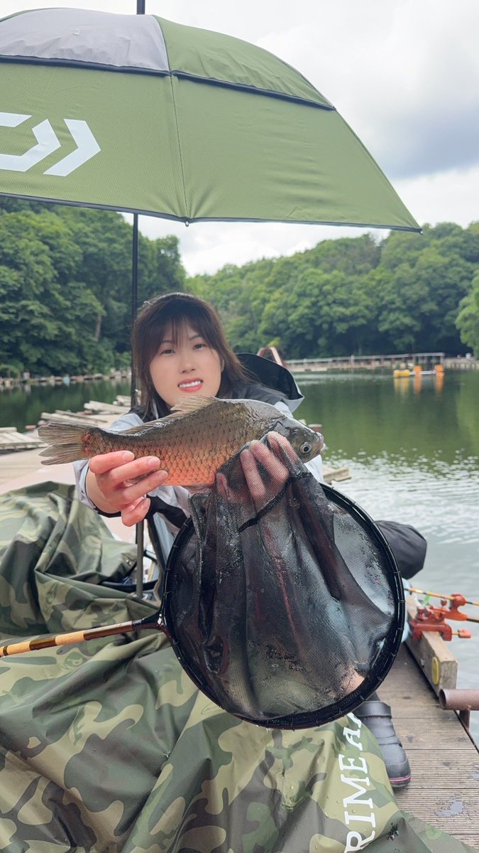 _asukaaaa2's tweet photo. 月曜日はこしっちゃんとみついくんと
大好きな清遊湖でした🎣

猫に餌やりババアしてきた🐈🐾

ちゃんとヘラブナ釣りもしてきました😂
こしっちゃんたちは沢山釣ってたけど
あすかは54枚しか釣れなかった😭
新記録ならず...悔しい!

 写真撮る瞬間ヘラ汁かけられて
面白いショット撮れましたw https://t.co/cSkeLPt73A