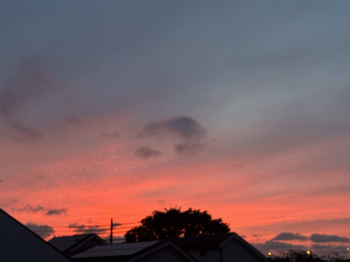 yoovgb's tweet photo. 山火事ってくらい真っ赤な夕焼けに出会えたので職場であったモヤモヤも和らぎました☺️
日課の筋トレとシックスパッドで無双していきます！

#裏アカ 
#裏アカ女子と繋がりたい
 #ぽっちゃり女子と繋がりたい https://t.co/8z2p9ou0Qn