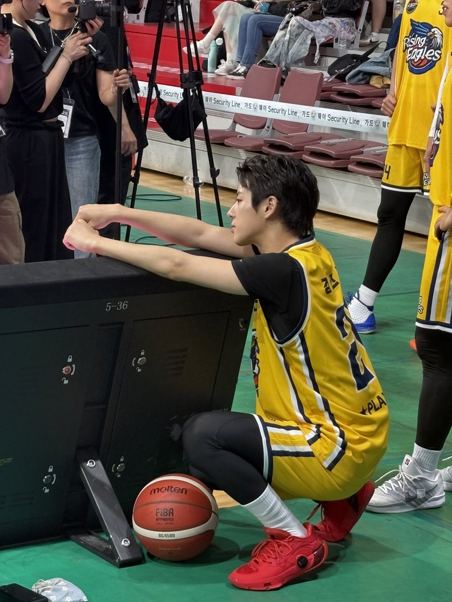 zzangpunch's tweet photo. 이니 ㄹㅇ 오늘 일찍일어나셧다더니 붓기0의상태라 개미남지린다………………… https://t.co/7EVdX3sVCa
