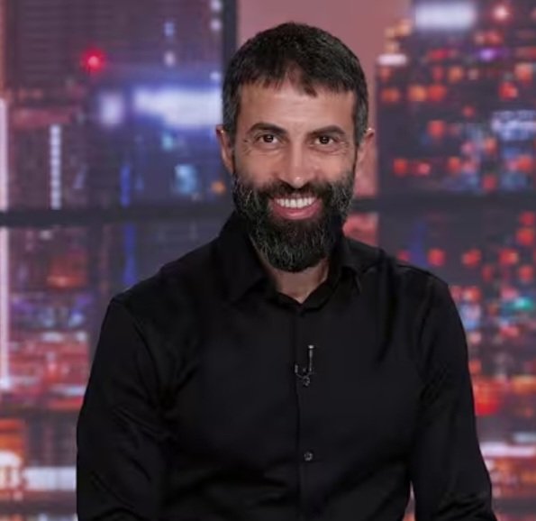 avishai_matia's tweet photo. אתה מאשים?

מסעב חסן יוסף (הנסיך הירוק) 
במסר לנשיא טראמפ:

"אדוני הנשיא: 
בכל פעם שלישראל היה מומנטום, בין אם בעזה, בלבנון או נגד איראן, התערבת באופן אישי ועצרת אותם ברגע הגרוע ביותר.

מבצע הביפרים נגד חיזבאללה היה יצירת מופת של לוחמה מודרנית. ישראל גם ביצעה מבצע מבריק בן 12 יום נגד איראן שהותיר את המשטר בהלם, בכירי הגנרלים נרצחו והאייתוללות אחוזים בגרונם.

אך בכל פעם שלישראל היה מומנטום, בין אם בעזה, בלבנון או נגד איראן, התערבת באופן אישי ועצרת אותם ברגע הגרוע ביותר.

המוסד הודיע לך באופן אישי שניצחון על איראן ייקח לפחות שנה של לחץ מתמיד. ובכל זאת, דחפת לתוצאות מהירות, שינית את התוכנית המקורית והפכת את מה שיכול היה להיות ניצחון אסטרטגי לתבוסה אסטרטגית.

כעת, לאחר שחתמת על הסכם משפיל שקבר את האיום הגרעיני האיראני במקום לחסל אותו, אתה יוצא ומאשים את ישראל בכך שלקח לה זמן רב מדי ובאופן שבו היא נלחמת.

את שאלת הנפגעים האזרחיים יש להפנות לחיזבאללה, לא לישראל. חיזבאללה פועל במכוון מתוך אזורים אזרחיים מאוכלסים, משתמש באזרחים כמגנים אנושיים ומסכן את עמו.

כישלון אסטרטגי זה אינו נובע מחוסר יכולת ישראלי. הבעיה העיקרית היא ההתערבות החוזרת שלך ותזמון גרוע.

אתה לא יכול לפגוע במערכה 
ואז להאשים את ישראל בתוצאות".

-------
תודה לצבי יחזקאלי