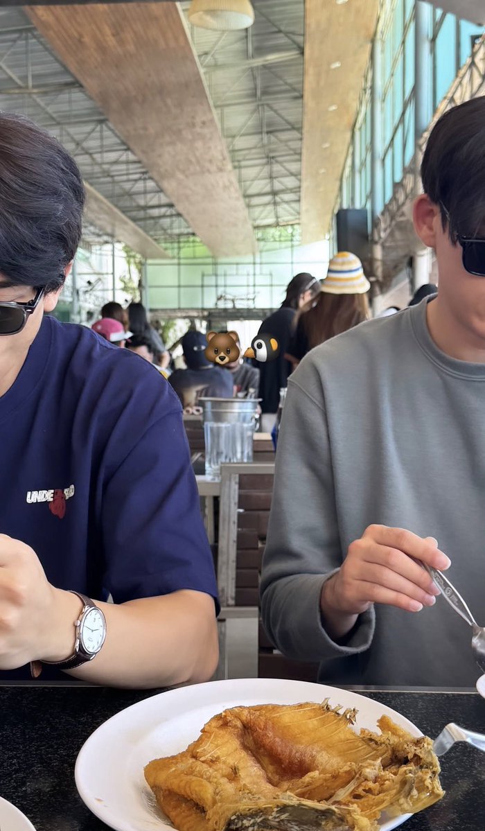 icaskeya's tweet photo. sskaka GUE BARU BANGUN WOKWOKWOK, tadi aja di bis misah sekarang sampingan juga lu. 
#GMMTVOuting2026
#JossGawin https://t.co/d6I2tzLPxB