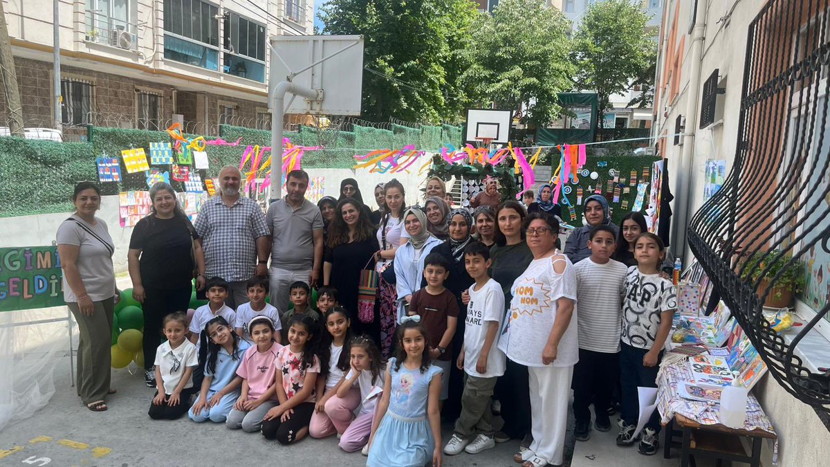 bakyapi's tweet photo. 3/F sınıfı öğrencilerimizin hazırladığı Gülşen Korkut rehberliğinde Resim Sergisi’ni büyük bir gurur ve mutlulukla gerçekleştirdik. 
Öğrencilerimizin hayal güçlerini, yaratıcılıklarını ve emeklerini yansıtan birbirinden güzel eserler sergimizi renklendirdi.  @esenyurtmem https://t.co/7xMmLONNcM