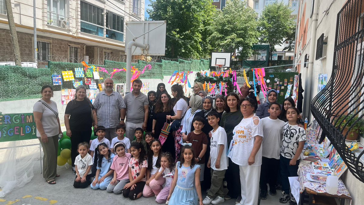 bakyapi's tweet photo. 3/F sınıfı öğrencilerimizin hazırladığı Gülşen Korkut rehberliğinde Resim Sergisi’ni büyük bir gurur ve mutlulukla gerçekleştirdik. 
Öğrencilerimizin hayal güçlerini, yaratıcılıklarını ve emeklerini yansıtan birbirinden güzel eserler sergimizi renklendirdi.  @esenyurtmem https://t.co/7xMmLONNcM