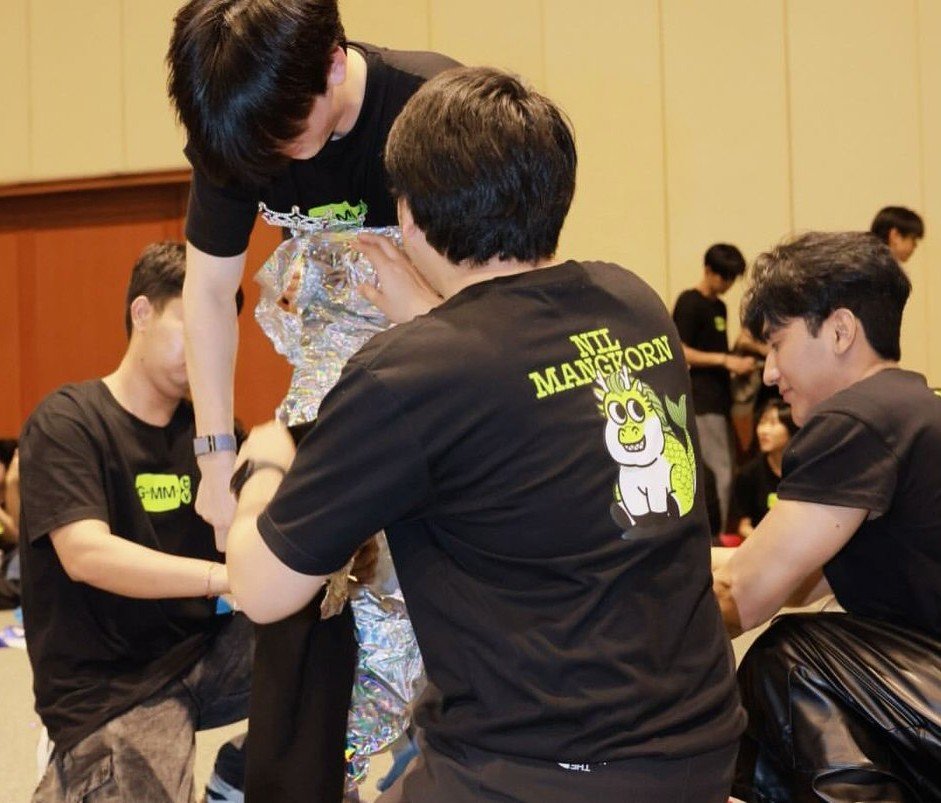 leeyaaisan's tweet photo. Sorry tapi mirip 😂

#TayNew
#เตนิว https://t.co/BRTXzVS5Qk
