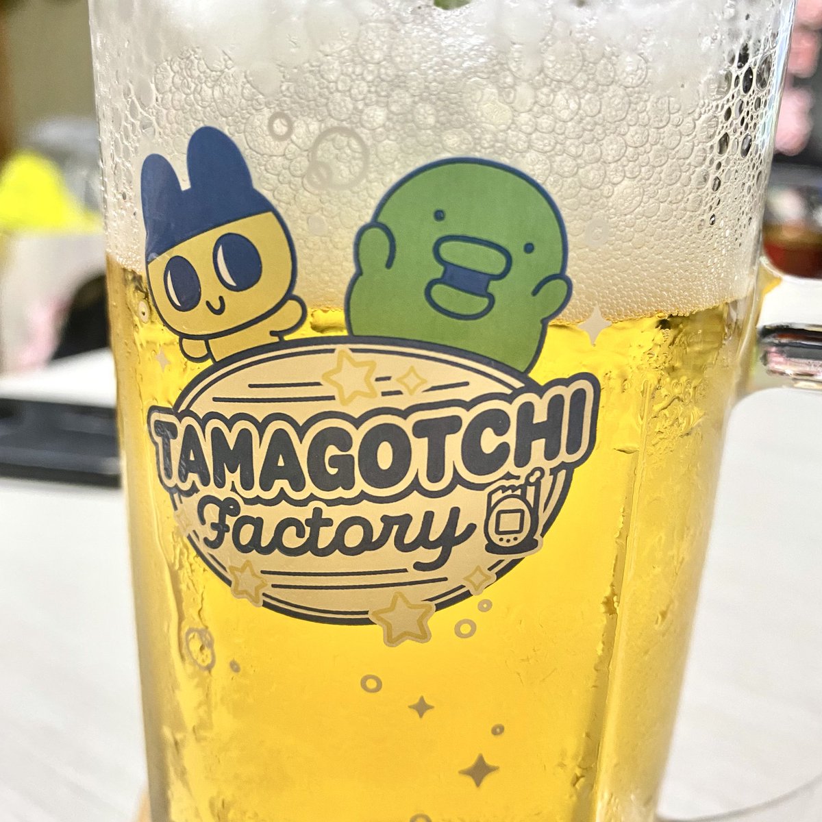 mirizo____'s tweet photo. 私の彼は早速ビールを楽しんでました🍻

私はお酒が飲めないので羨ましく
見守ってたよ(◦ᯅ ◦ ):💧

割れたら悲しいからもう2つ
購入予定とか言ってた( 笑 )

めちゃくちゃ可愛くてテンション上がる
ジョッキの種類増やしてください💓🎶

#たまごっち #tamagotchi
#たまごっちふぁくとり〜 https://t.co/xG6n3s8XMv