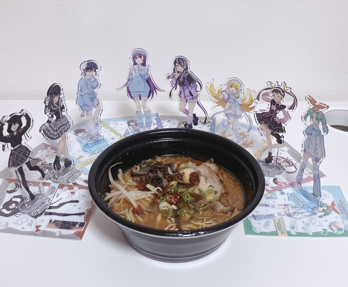 from_sugarmeat's tweet photo. これは怪異になった阿良々木君。
あれがネギチャーシューキクラゲ、有名なラーメンのトッピング。覚えて鉢覗く。 https://t.co/Up9vtZ9ehE