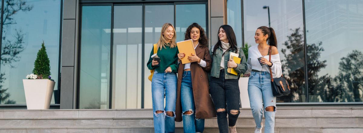 studyrama's tweet photo. #Etude #Université 
📈 +2,6 % d'étudiants à l'université : la note du SIES (@sup_recherche)  révèle que 1 672 900 jeunes se sont inscrits pour l'année 2025-2026.
Cursus, disciplines, profils : découvrez le décryptage complet de ces chiffres
👉https://t.co/PH1ud7lP58 https://t.co/wVX9FKbCKX