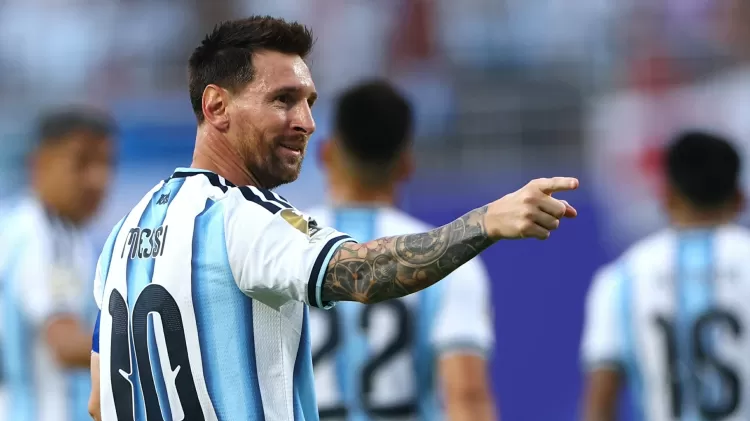 antoniosilvva's tweet photo. Jogo da Argentina contra Argelia demonstra claramente que o futebol latino-americano não precisa se assemelhar ao soccer europeu. Futebol arte dificilmente será superado pela correria e bolas altas em velocidade. Reconhecimentos a Leonel Messi, à Argentina que preserva qualidade. https://t.co/tHCKNPshH6