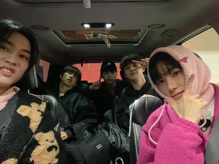 ericyoungjse's tweet photo. sunwoo: 😴💤
the boyz: 🤳🏻🤳🏻🤳🏻 https://t.co/81cvLBtf3s
