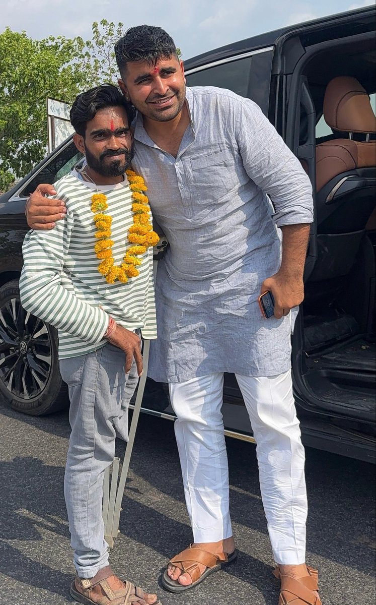 RavindraBhati__'s tweet photo. वागड़ प्रवास के दौरान…

वीर शिरोमणि महाराणा प्रताप जयंती के अवसर पर बांसवाड़ा से कोटा प्रवास के बीच मार्ग में एक दृश्य मन को गहराई तक स्पर्श कर गया। तपती धूप में अकेले खड़ा एक युवा साथी, हाथों में माला लिए महावीर जी और चेहरे पर आत्मीय स्वागत का भाव।

यह केवल स्वागत नहीं था, सैकड़ो किलोमीटर दूर भी अपनेपन का एहसास था। ऐसे साथियों का स्नेह, विश्वास और बुलंद हौसला ही जनसेवा के पथ पर आगे बढ़ने की सबसे बड़ी प्रेरणा है।

आपका यह प्रेम, अपनापन और समर्पण सदैव स्मरणीय रहेगा।