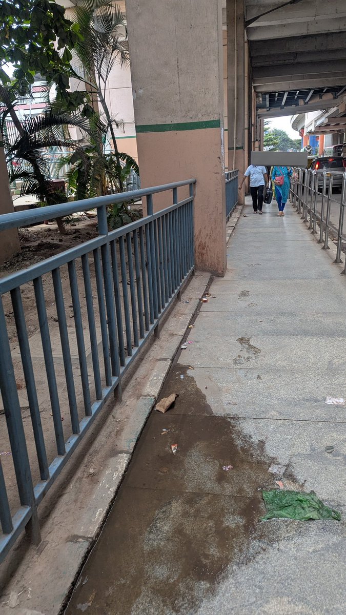 ideasingh's tweet photo. - @OfficialBMRCL Yeshwantpur metro is the gateway to Bengaluru for those arriving by train or Bus from outside &amp; what are they greeted with; Dirt, open urinal, stench, foul smell, dust, unclean floor &amp; uncontrolled crowd!
Can't metro work with BBMP, BDA &amp; make Metro world-class? https://t.co/zEvysTwlUe