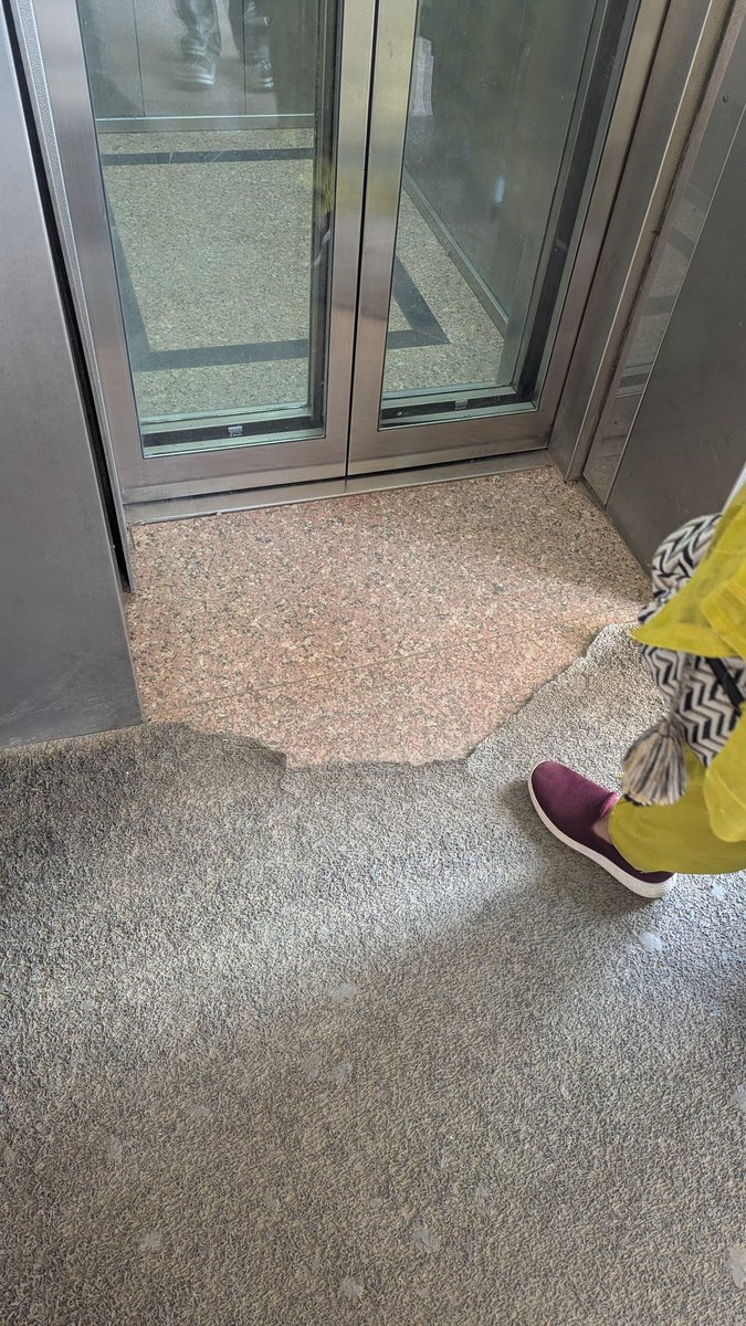 ideasingh's tweet photo. - @OfficialBMRCL Yeshwantpur metro is the gateway to Bengaluru for those arriving by train or Bus from outside &amp; what are they greeted with; Dirt, open urinal, stench, foul smell, dust, unclean floor &amp; uncontrolled crowd!
Can't metro work with BBMP, BDA &amp; make Metro world-class? https://t.co/zEvysTwlUe