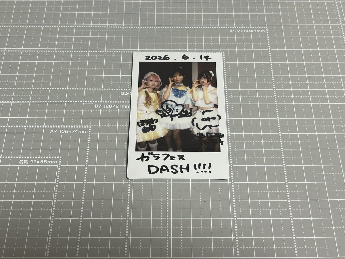 garafes1's tweet photo. DIAq PRESENTS ガラフェスDASH!!〜推して運んでWORKING HOLIDAY〜

あ！恋見つけちゃいました…♡
@koimitu_info
#こいみつ

🎁サイン入りチェキを1名様にプレゼント！

★応募方法📮
① @garafes1
をフォロー
② この投稿をRP
〆切：2026年6月28日（日）23:59

ライブの感想も #ガラフェス へお願いします‼️
ダイヤク配達の感想だと当選確率アップ！⤴️
