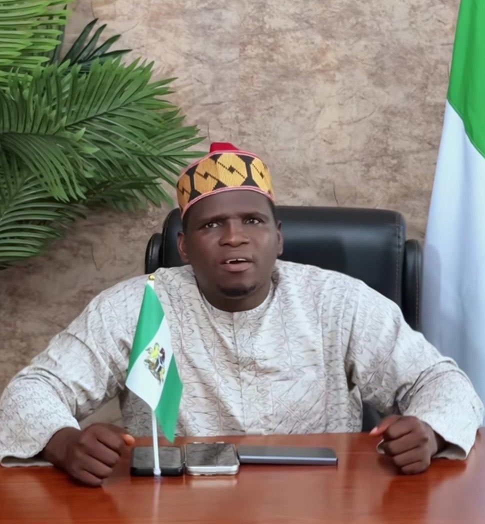 Abdul_Ahmad_'s tweet photo. Coincidentally Debidooo @davido and Dauda Rarara are bearing the same name😂😂😂

I’m not a fan of either of them but Rarara Jahili ne and Davido is also a Bigot, because he only shows concern on Oyo kidnapped victim but was silent on all the other insecurity in the North. https://t.co/JocqPR1CFu