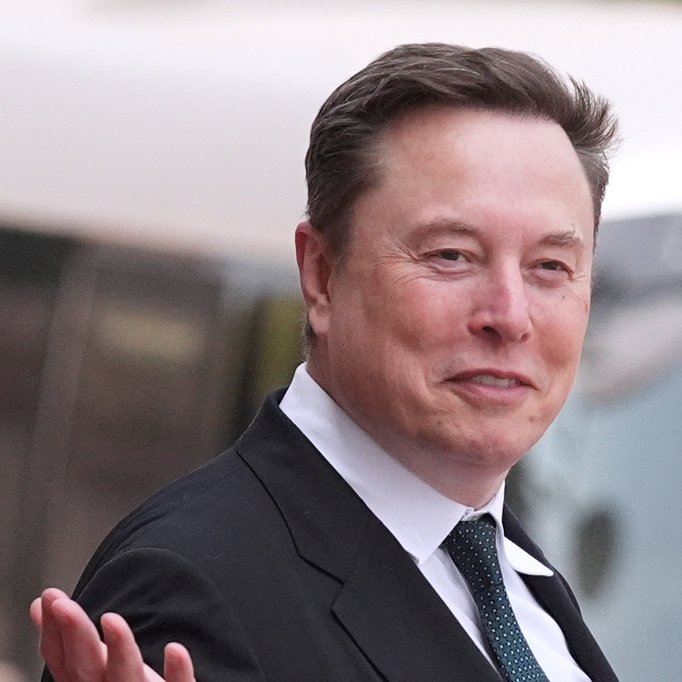 crypto_banter's tweet photo. ELON MUSK IS THE WORLD’S FIRST TRILLIONAIRE

To put that number in perspective:

- 1 million seconds ago = ~11 days
- 1 billion seconds ago = ~31 years
- 1 trillion seconds ago = 31,709 years

That’s a completely different scale of wealth.
