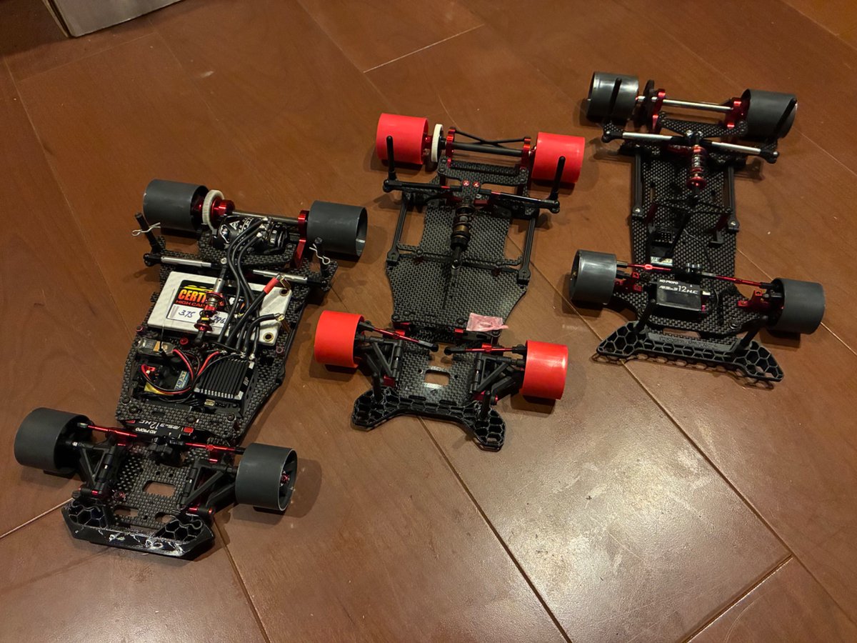 sewayaku's tweet photo. やっぱり見学するとウズウズするんですよね〜😅
リバイバルかXBレプリカかバーチカル🤔
しかしまともなバッテリーもモーターもタイヤも無い😵‍💫
勉強の為に😏 https://t.co/RR2Jmz0v8v