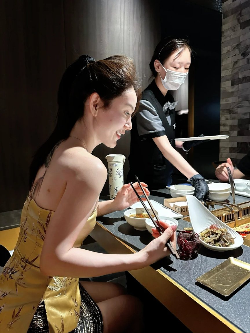 Jessicaaa599's tweet photo. Enjoy a wonderful dinner with your best friends https://t.co/T5IeR2OwLh