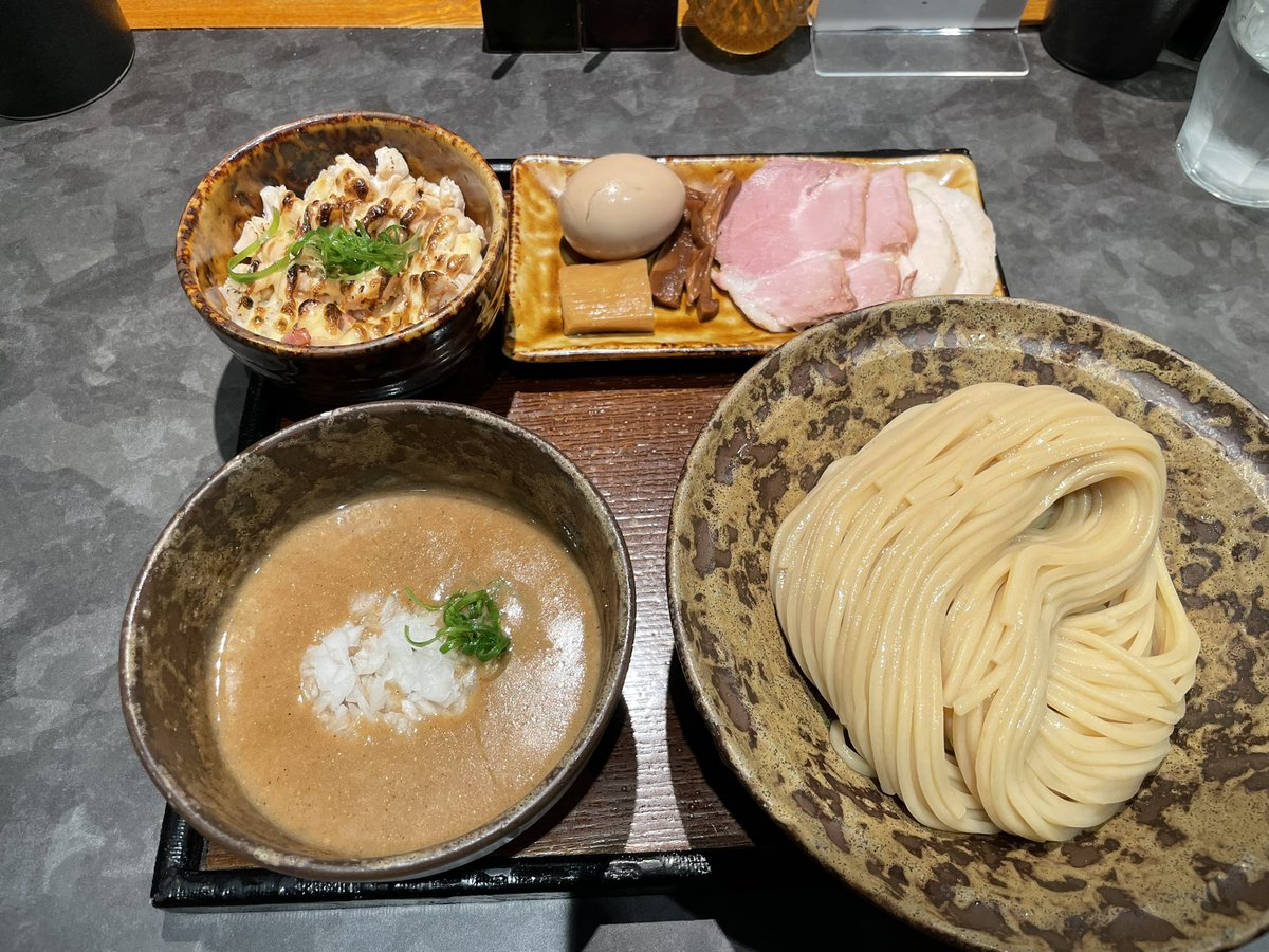 square_pua's tweet photo. ラーメン遷行ってきた！

本当に非の打ち所がないつけ麺て感じ。店の雰囲気もいいし、テーブル席もあるので3.4人で行っても楽しめる。

池袋駅旧北口から徒歩2.3分。 https://t.co/wLro5bVty5