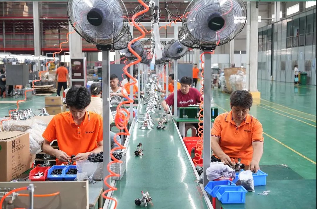 DiscXinjian's tweet photo. 👍As a key foreign trade enterprise in Xinjian, Linuan Technology, specialized in the R&amp;D and manufacturing of thermal equipment, sees production capacity surge by 150%. Among them, a single order from the Canadian market reached 160,000 units this year. #discoverxinjian https://t.co/pmCPqse1rE