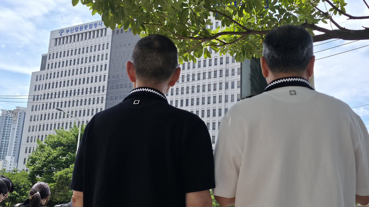 marriage_all_kr's tweet photo. 오늘(6/17) 부산 혼인평등소송의 첫 심문기일이 진행되었습니다. 약 40분간 원고 오수(가명)·선우비(가명) 부부와 대리인단은 혼인신고 불수리 처분의 위법·위헌성을 피력했습니다.
📺기자회견 다시보기
https://t.co/cv7vbTvHyZ https://t.co/WSV0YSlOL5
