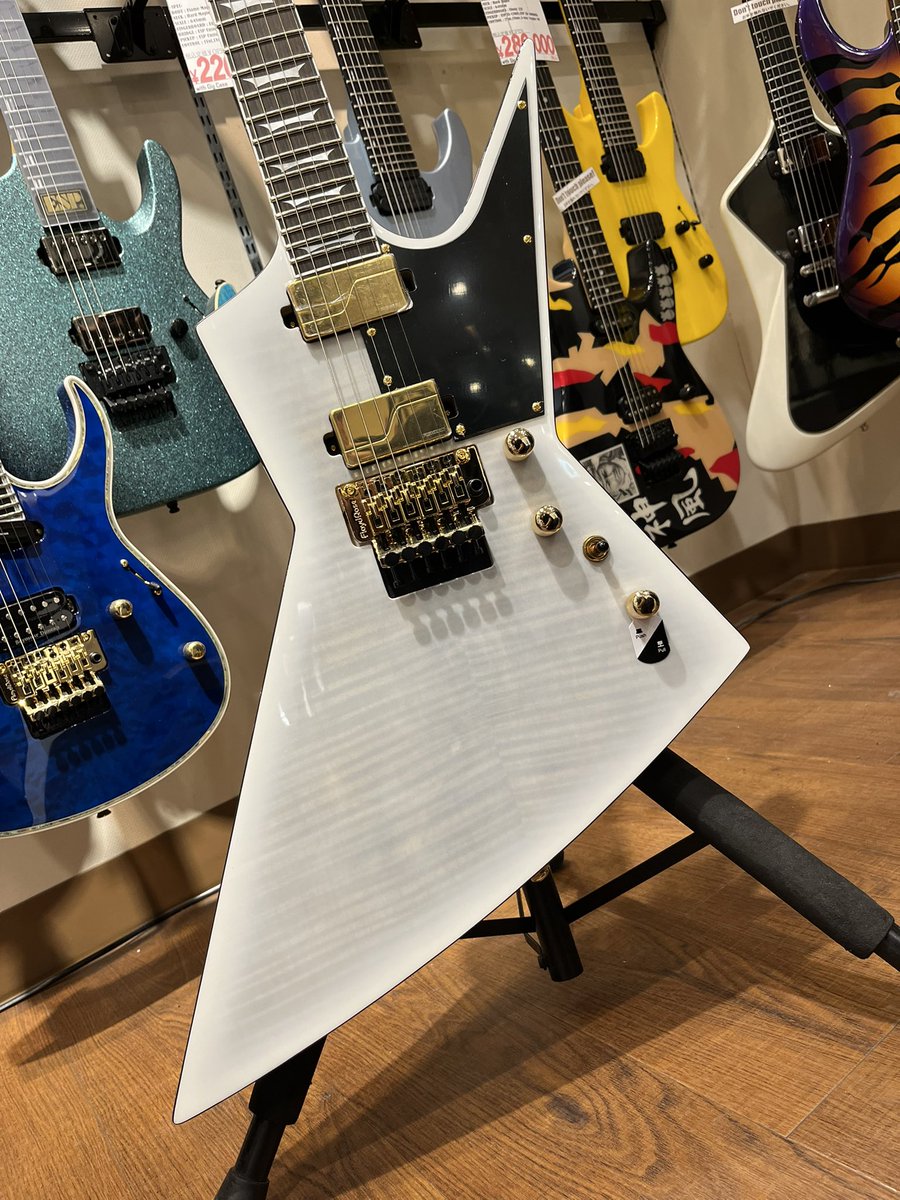 machidax's tweet photo. 【DEAN 新着入荷情報局!!📡⚡️】

来ました‼︎

遂に、現物が‼︎

#DEAN ZERO SELECT MYK!!👀⚡️⚡️

#LOVEBITES ギタリストMiyako氏、新シグネチャー

ゴーストバーストに妖しく見えるこの杢目…

なんだかこの子は杢目が整っている？？？👀

https://t.co/HxtQ2s7ox4 https://t.co/UjFEHcF4WT
