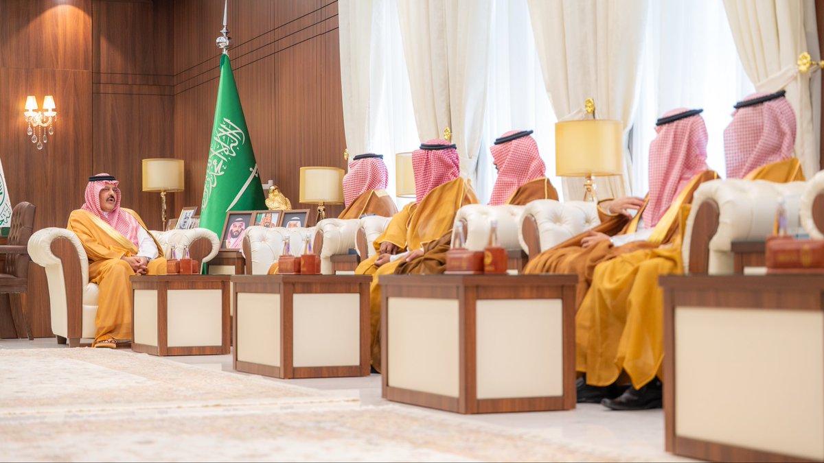 emara_hail's tweet photo. سمو #أمير_منطقة_حائل يستقبل مدير عام فرع المركز الوطني للرقابة على الالتزام البيئي أ.فواز بن سعيد آل مجثل، بحضور مدير مكتب المركز بالمنطقة م.إبراهيم الصاعدي وعددٍ من منسوبي المركز، ويتسلّم سموه التقرير السنوي لأعمال المركز لعام 2025م. https://t.co/W37NlR3i72