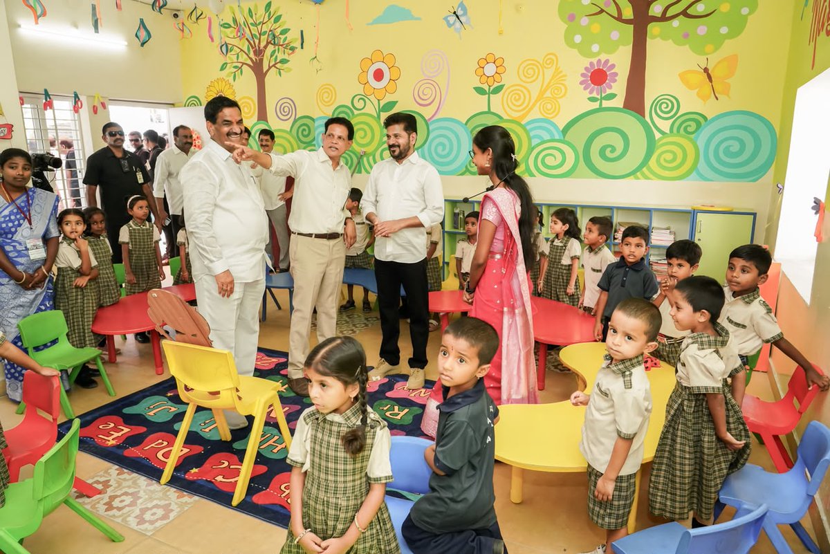 INCTelangana's tweet photo. రంగారెడ్డి జిల్లా మంచాల మండలం ఆరుట్లలో నిర్మించిన రాష్ట్రంలోని తొలి తెలంగాణ పబ్లిక్ స్కూల్‌ను ముఖ్యమంత్రి రేవంత్ రెడ్డి గారు ప్రారంభించారు. తెలంగాణలోని ప్రభుత్వ పాఠశాలల్లో చదువుకుంటున్న దాదాపు 27 లక్షల మంది విద్యార్థి,విద్యార్థినులకు  ఈ ప్రారంభోత్సవ శుభ సందర్భాన్ని అంకితం చేశారు. అనంతరం పాఠశాలలో బ్రేక్‌ఫాస్ట్ పథకాన్ని ప్రారంభించి విద్యార్థులతో కలిసి అల్పాహారం చేసిన అనంతరం పాఠశాలలోని తరగతి గదులు, లైబ్రరీలు, సైన్స్ ల్యాబ్‌లు, డిజిటల్ క్లాస్‌రూమ్‌లు, క్రీడా మైదానాలు, రవాణా సౌకర్యాలు, వంటశాల తదితర అత్యాధునిక వసతులను పరిశీలించి, విద్యార్థులు, ఉపాధ్యాయులు, పాఠశాల మేనేజ్‌మెంట్ కమిటీ సభ్యులతో ముచ్చటిస్తూ వారి అభిప్రాయాలను తెలుసుకున్నారు.

ఈ కార్యక్రమంలో మంత్రి దుద్దిళ్ల శ్రీధర్ బాబు గారు, ఎంపీలు వేం నరేందర్ రెడ్డి గారు, రఘువీర్ రెడ్డి గారు, సలహాదారులు కె. కేశవ రావు గారు, శాసన మండలి చీఫ్‌విప్ పట్నం మహేందర్ రెడ్డి గారు, ఎమ్మెల్యేలు మల్ రెడ్డి రంగారెడ్డి గారు, యెన్నం శ్రీనివాస్ రెడ్డి గారు తదితరులు పాల్గొన్నారు.
@revanth_anumula 
#TelanganaEducation
#SridharBabududdilla
#VemNarendraReddy
#raghuveerreddy
#kkeshavarao
#patnammahenderreddy
#MalreddyRangaReddy
#YennamSrinivasReddy
#diningwithstudents
#PrajaPrabhutvam
#TelanganaRising
#PrajaPalana
#QualityEducationForAll
#rangareddydistrict