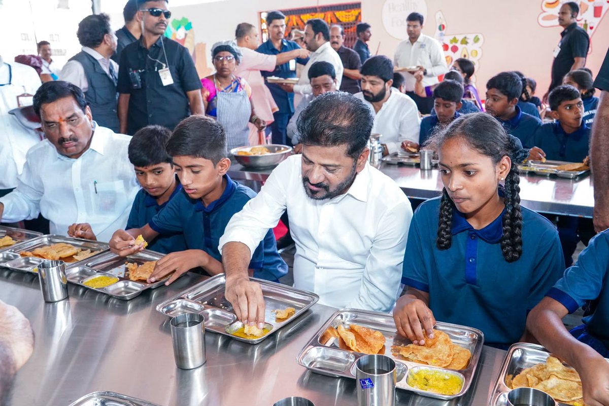 INCTelangana's tweet photo. రంగారెడ్డి జిల్లా మంచాల మండలం ఆరుట్లలో నిర్మించిన రాష్ట్రంలోని తొలి తెలంగాణ పబ్లిక్ స్కూల్‌ను ముఖ్యమంత్రి రేవంత్ రెడ్డి గారు ప్రారంభించారు. తెలంగాణలోని ప్రభుత్వ పాఠశాలల్లో చదువుకుంటున్న దాదాపు 27 లక్షల మంది విద్యార్థి,విద్యార్థినులకు  ఈ ప్రారంభోత్సవ శుభ సందర్భాన్ని అంకితం చేశారు. అనంతరం పాఠశాలలో బ్రేక్‌ఫాస్ట్ పథకాన్ని ప్రారంభించి విద్యార్థులతో కలిసి అల్పాహారం చేసిన అనంతరం పాఠశాలలోని తరగతి గదులు, లైబ్రరీలు, సైన్స్ ల్యాబ్‌లు, డిజిటల్ క్లాస్‌రూమ్‌లు, క్రీడా మైదానాలు, రవాణా సౌకర్యాలు, వంటశాల తదితర అత్యాధునిక వసతులను పరిశీలించి, విద్యార్థులు, ఉపాధ్యాయులు, పాఠశాల మేనేజ్‌మెంట్ కమిటీ సభ్యులతో ముచ్చటిస్తూ వారి అభిప్రాయాలను తెలుసుకున్నారు.

ఈ కార్యక్రమంలో మంత్రి దుద్దిళ్ల శ్రీధర్ బాబు గారు, ఎంపీలు వేం నరేందర్ రెడ్డి గారు, రఘువీర్ రెడ్డి గారు, సలహాదారులు కె. కేశవ రావు గారు, శాసన మండలి చీఫ్‌విప్ పట్నం మహేందర్ రెడ్డి గారు, ఎమ్మెల్యేలు మల్ రెడ్డి రంగారెడ్డి గారు, యెన్నం శ్రీనివాస్ రెడ్డి గారు తదితరులు పాల్గొన్నారు.
@revanth_anumula 
#TelanganaEducation
#SridharBabududdilla
#VemNarendraReddy
#raghuveerreddy
#kkeshavarao
#patnammahenderreddy
#MalreddyRangaReddy
#YennamSrinivasReddy
#diningwithstudents
#PrajaPrabhutvam
#TelanganaRising
#PrajaPalana
#QualityEducationForAll
#rangareddydistrict