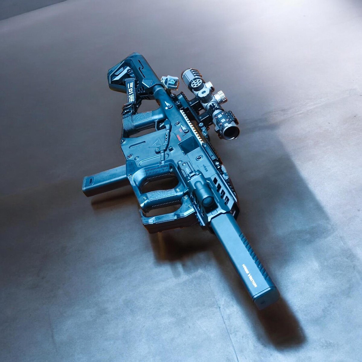 suzusiro_vsr_10's tweet photo. #サバゲー #Airsoft 
【セットアップ】クリスベクター
擬似キャリハンと擬似サムホールストックを備え、お気に入りのスコープDISCOVERYを乗せたロマンの一丁✨
90cm/4.6kgまで抑えた‼️
…一応抑えたのよ😑 https://t.co/bzCb3IwWF1